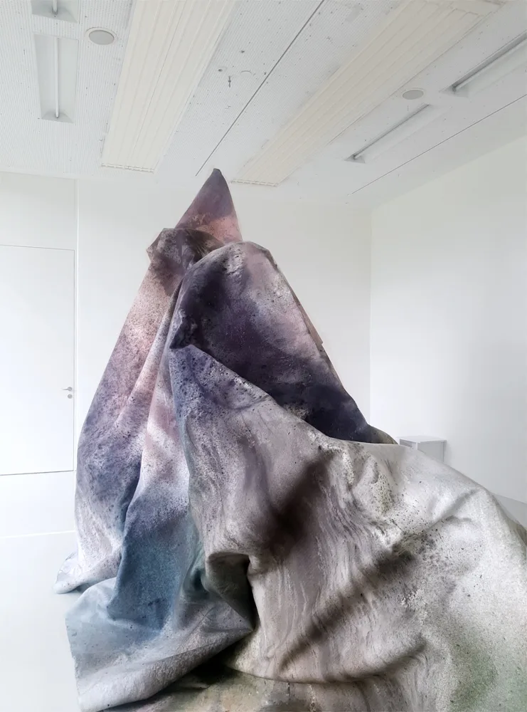 Künstlicher Berg Ausstellung Possessed Mountains, 2025, FORUM STADTPARK, Foto A. Hauser