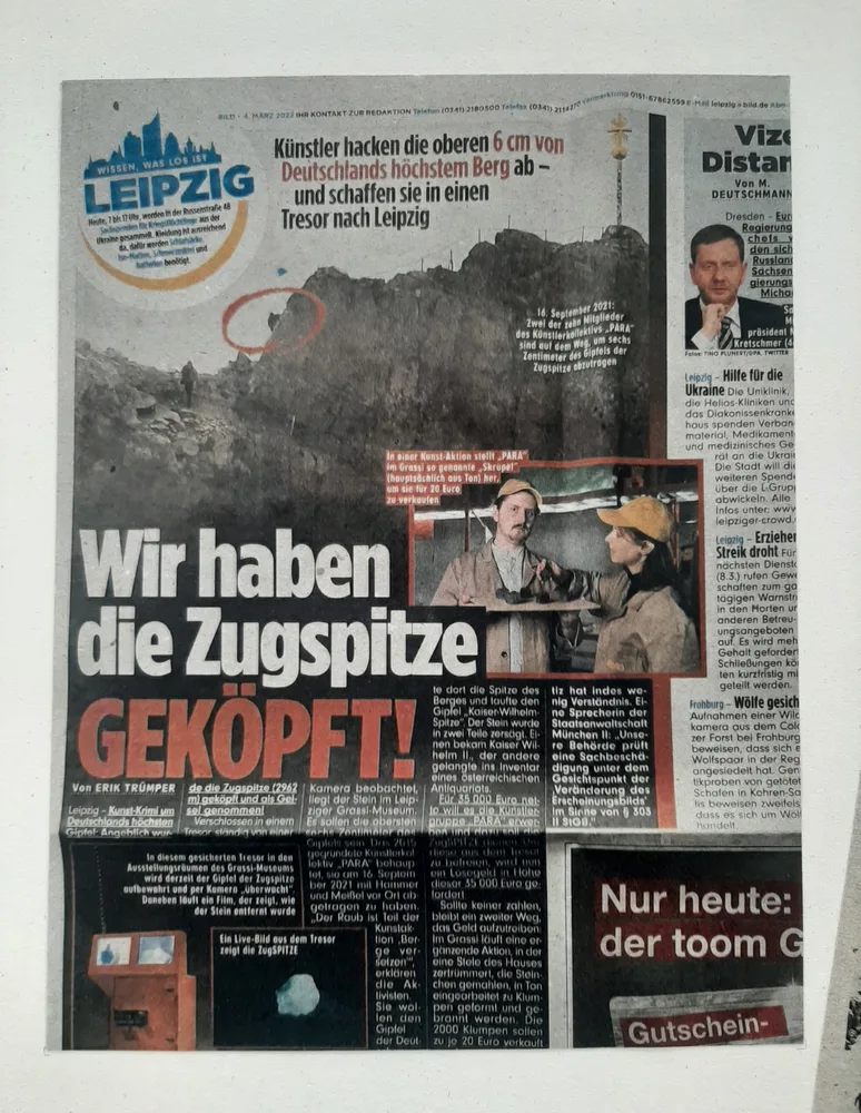 Zeitungsausschnitt "Wir haben die Zugspitze geköpft", Possessed Mountains, 2025, FORUM STADTARK
