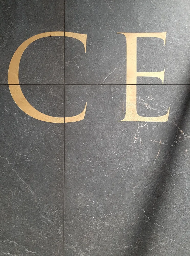 Steinplatten mit den Buchstaben C und E, steirischer herbst 2025