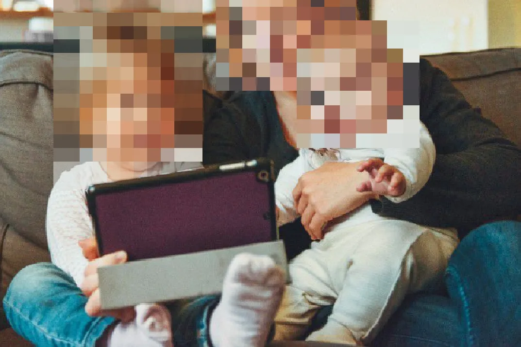 Frau und Kinder verpixelt, mit Tablet