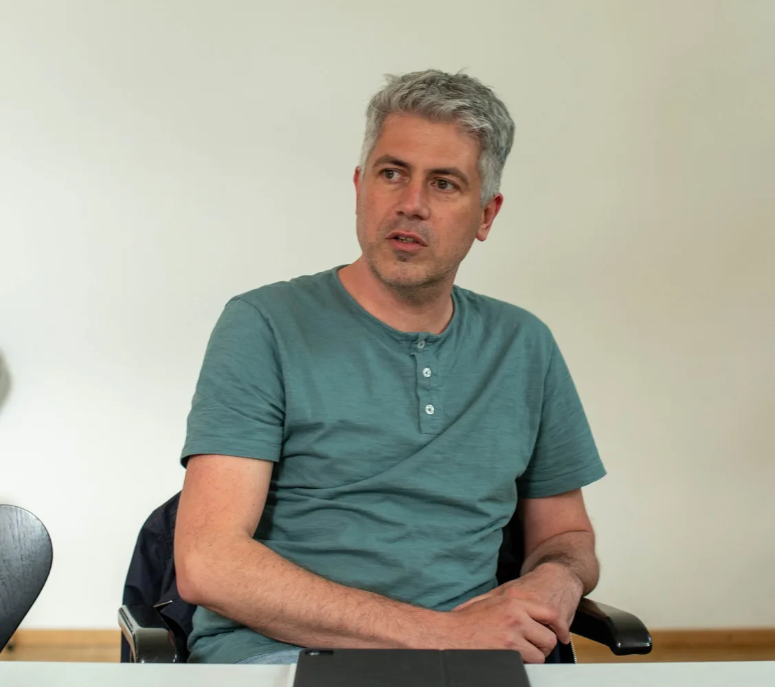Simon Joa, Vorsitzender der Kammergruppe Karlsruhe-Stadt der Architektenkammer, 2025, im interview mit den Studierenden des KIT. Foto: Ulrich Coenen