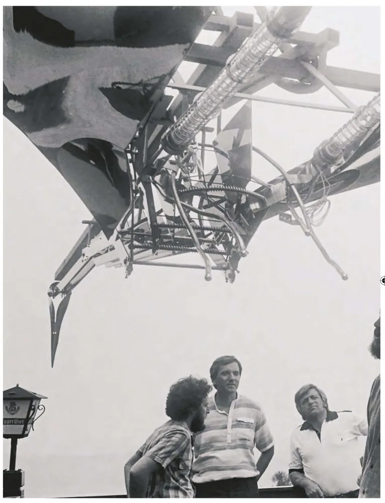 Zustellung des „Nix-Nuz-Nix“ direkt in die Buschenschank zur Feier des 49. Geburtstages von Günther Domenig 1983, S. 134 (Foto: Helmut Tezak)