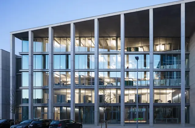 Eingangskolonaden der weisenburger-Zentrale Karlsruhe, Architektur: Tadao Ando, Foto: HG Esch