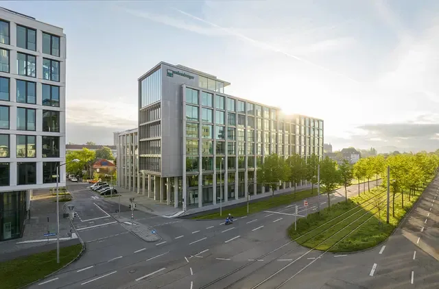 Ansicht der weisenburger-Zentrale Karlsruhe an der Ludwig-Erhard-Allee, Architektur: Tadao Ando, Foto: HG Esch