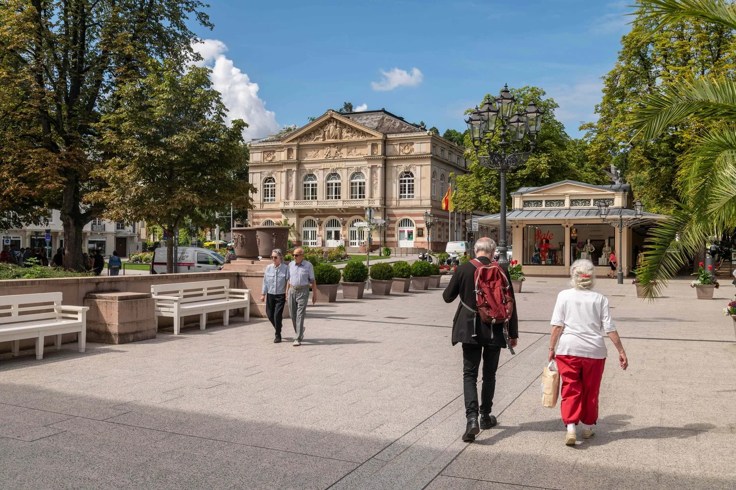 © Ulrich Coenen Promenade mit Theater (links) und Kurhaus-Kolonnaden Foto: Ulrich Coenen