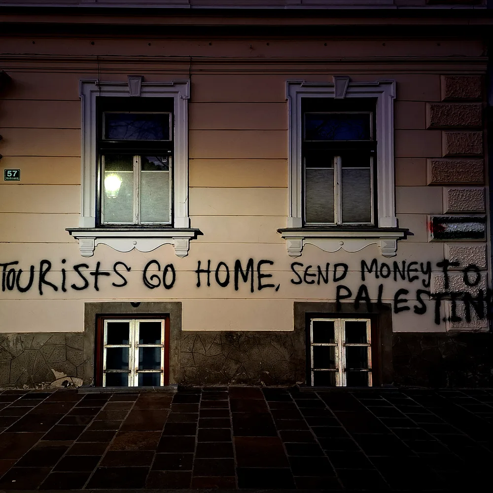 Fassade bei Nacht mit Grafitti, madrigali guerrieri et amorosi, copyright: severin hirsch, 2026