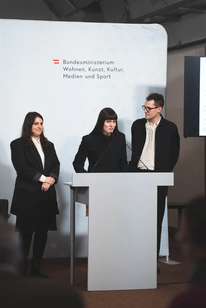 Ajna und Adna Babahmetović mit Sebastian Höglinger stellen den Gewinnerbeitrag für die Architekturbiennale 2027 auf der Pressekonferenz des BMWKMS 2026 vor. Foto: Elias Fuhrer