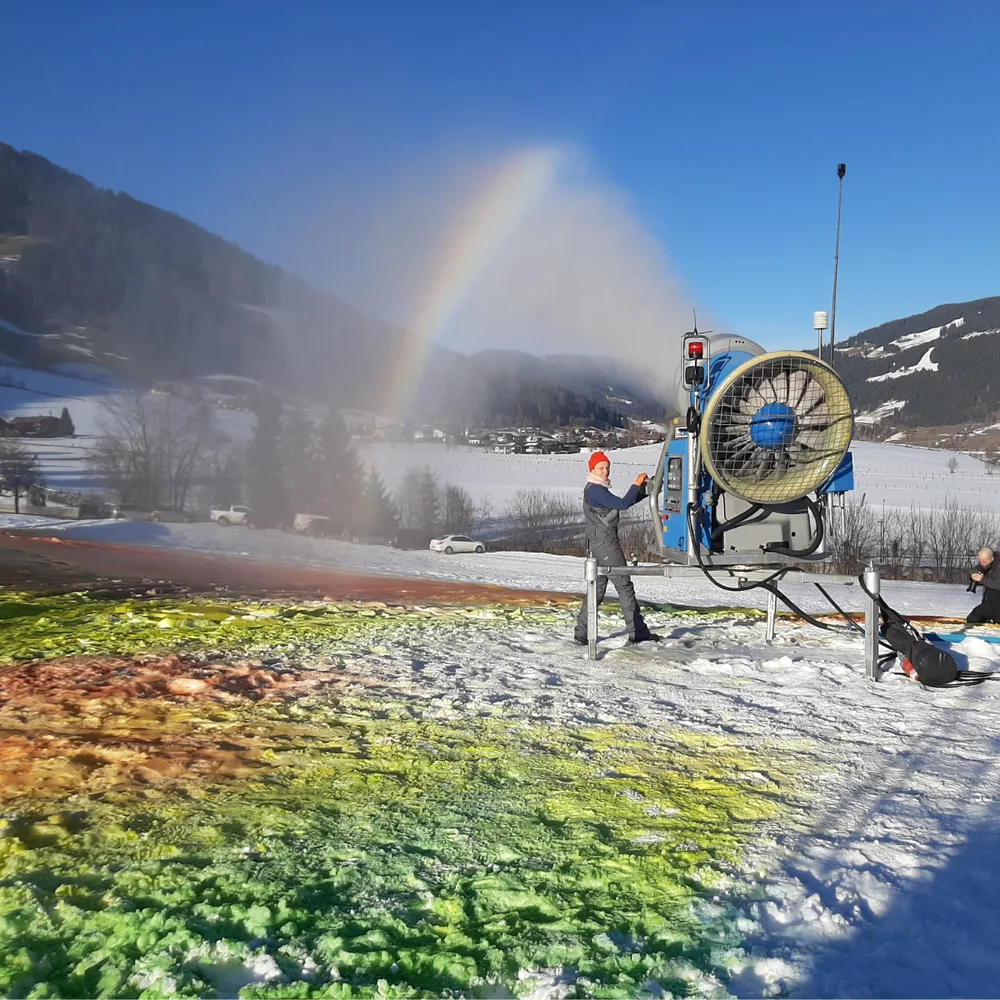 Frau an einer Schneekanonen, Snow Action #1, Stephanie Lüning, Januar 2026, minus20degree, Flachau