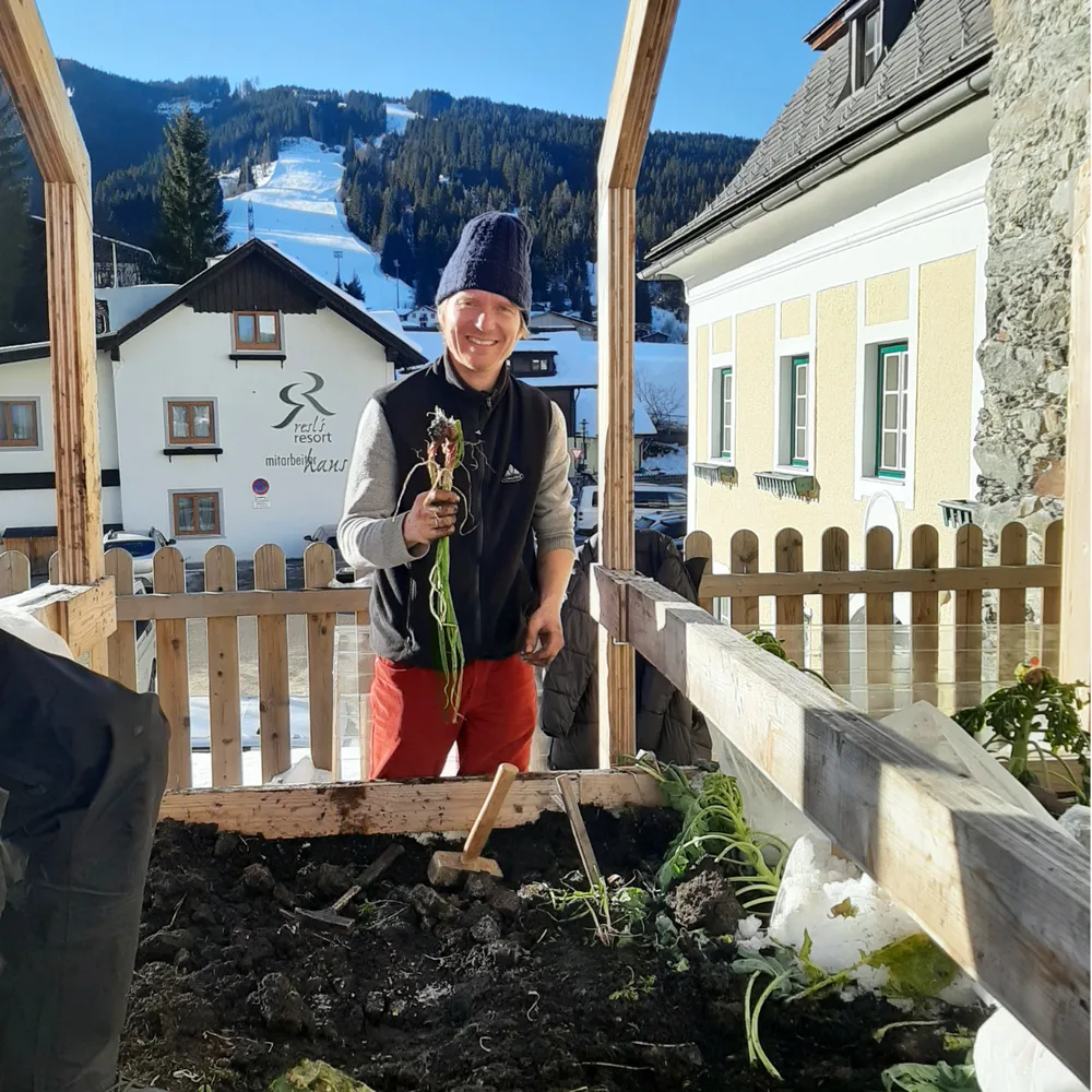 Mann mit Gemüse in der Hand im Winter, Frozen Garden, Markus Jeschaunig, Januar 2026, minus20degree, Flachau