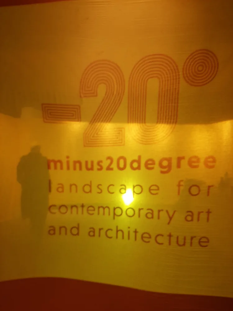 Gelber Vorhang mit Mann im Hintergrund, Festival Zentrum, Januar 2026, minus20degree, Flachau