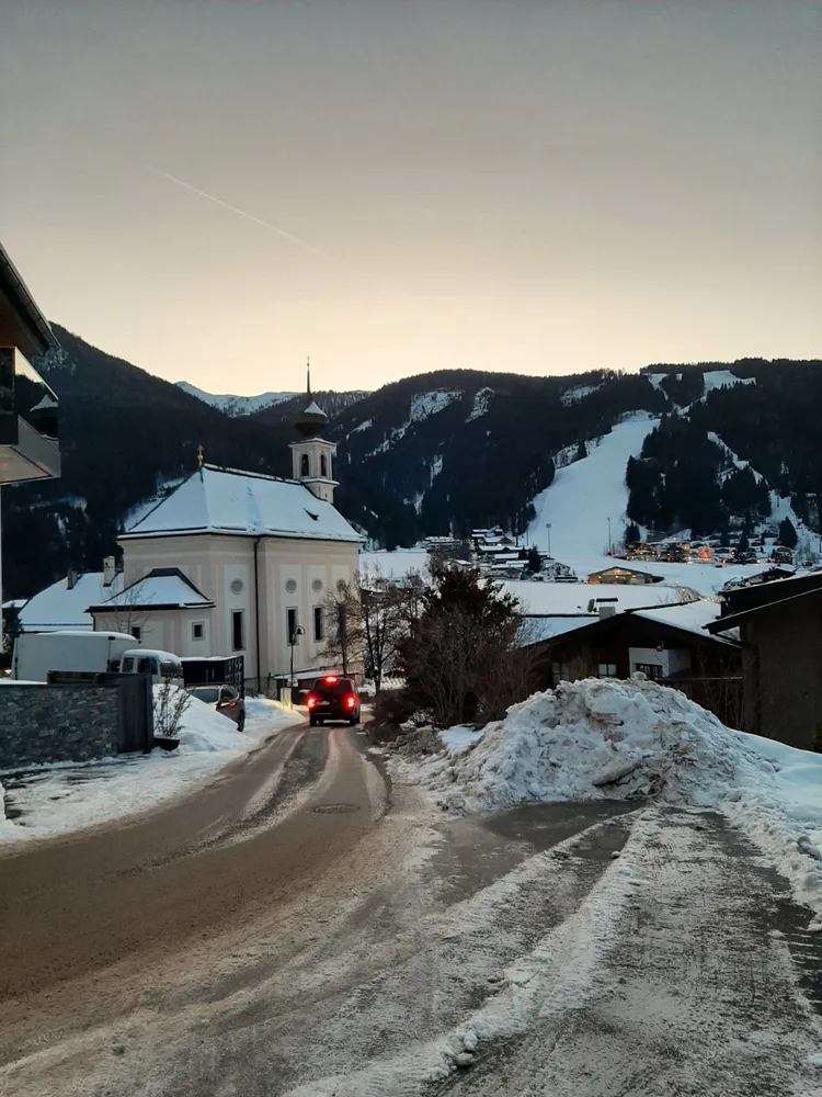 Taxi im verschneiten Ort, Januar 2026, minus20degree, Flachau