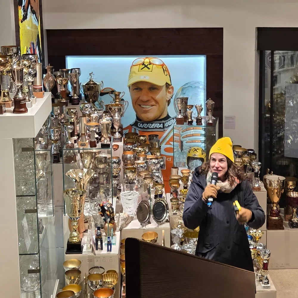 Frau mit Mikro in einer Ausstellung, Snow Archive, Six/Petritsch, Januar 2026, minus20degree, Flachau