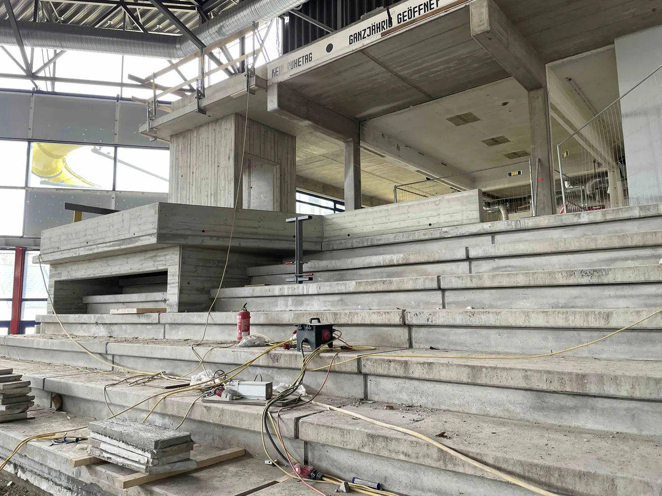 Photo einer Tribüne im Rohbau