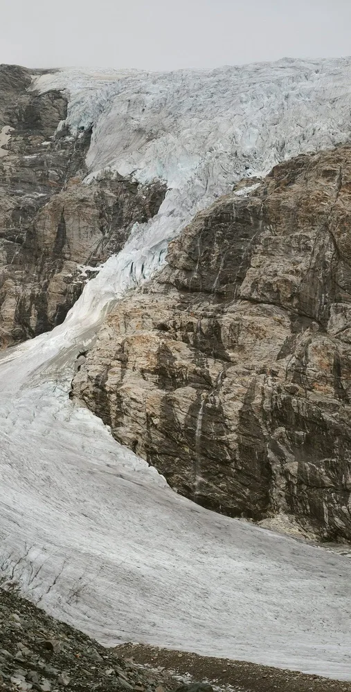 Photo einer Felsenlandschaft mit einer Eiszunge