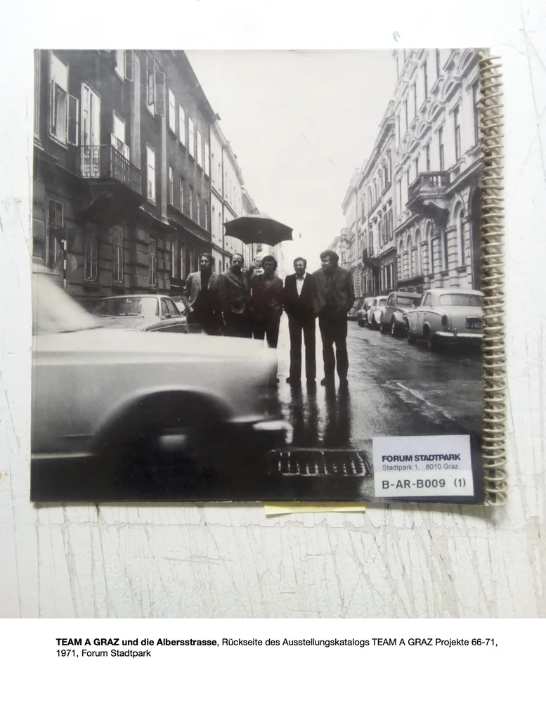 Fünf Männer mit Regenschirm in eine Straße, Rückseite des Ausstellungskatalogs TEAM A Graz, 1971, Verlag FORUm STADTPARK