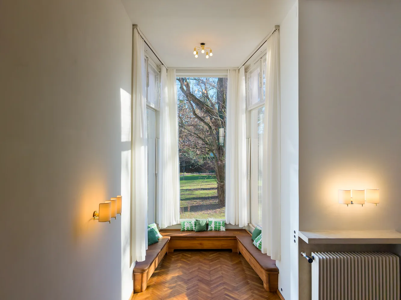 Blick aus dem Wohnraum in den Garten, Villa Beer, Wien, Architektur: Josef Frank/Oskar Wlach, Foto: Stephan Huger, 2026