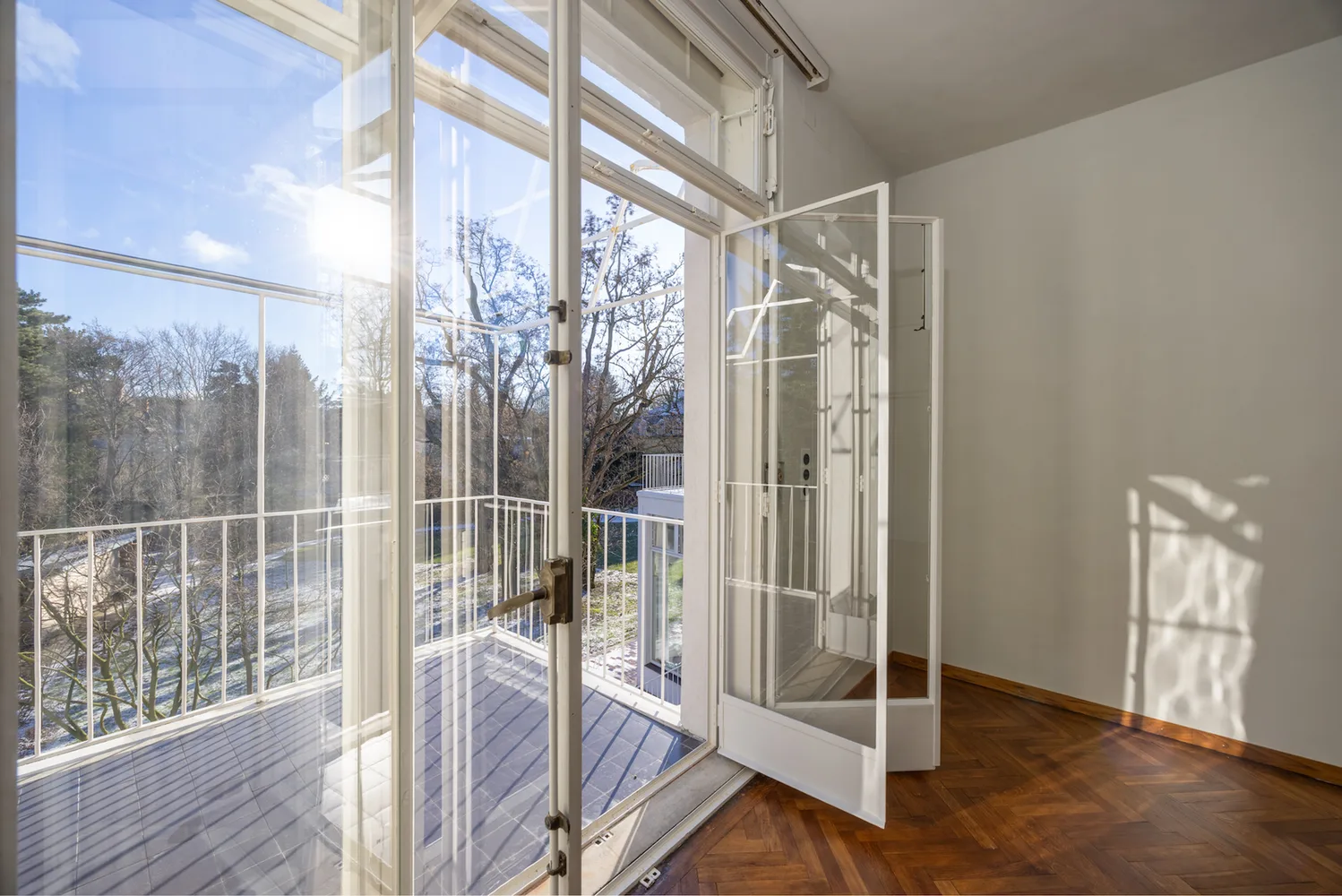 Blick aus den oberen Wohnräumen in den Garten, Villa Beer, Wien, Architektur: Josef Frank/Oskar Wlach, Foto: Stephan Huger, 2026