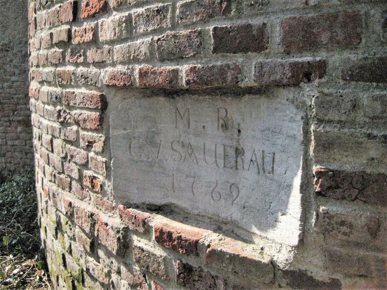 Bild 9: Gedenkstein von 1769 beim Cerrinischlössl