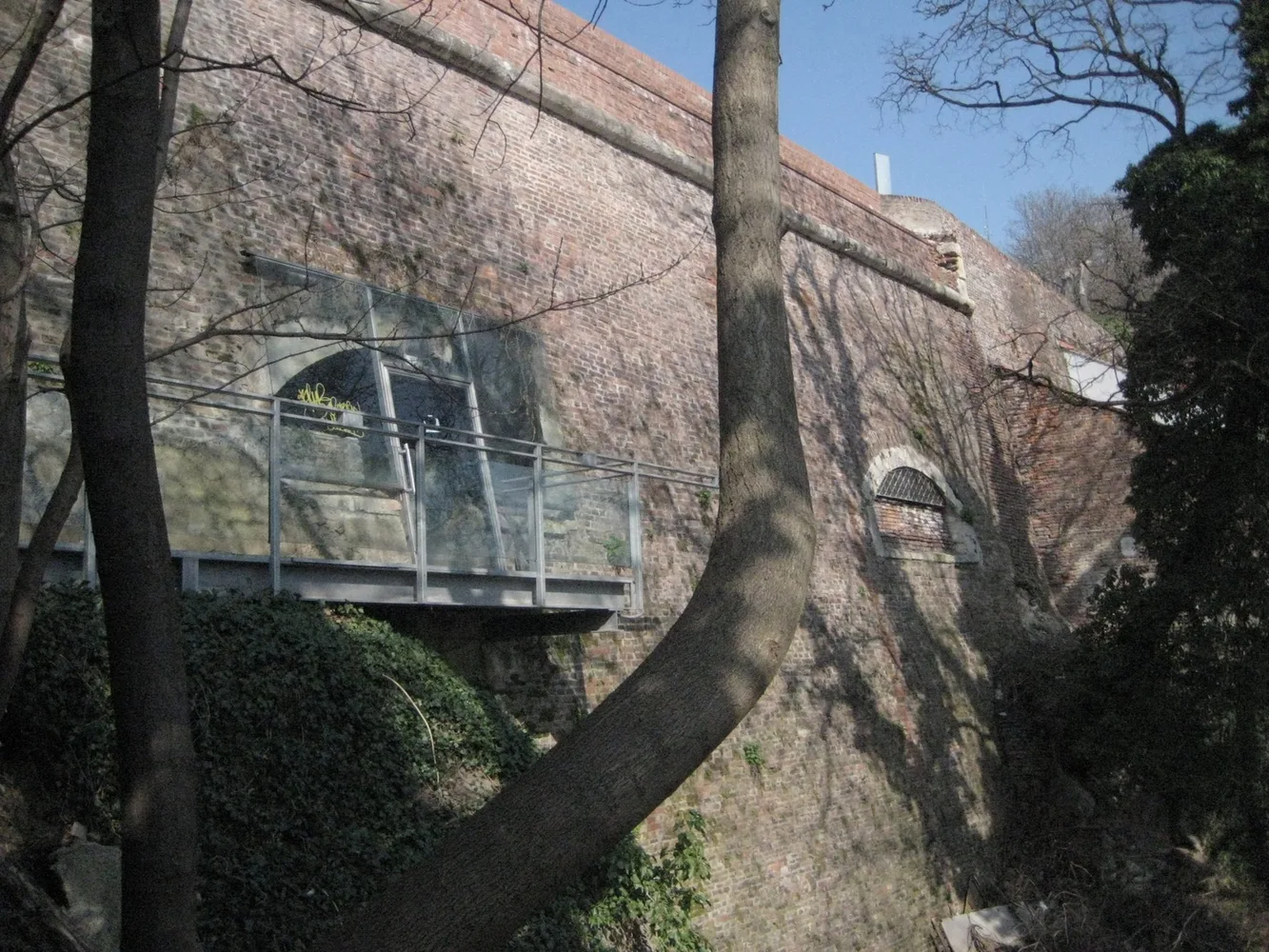 Bild 11: Schießluken der Uhrturm-Kasematte