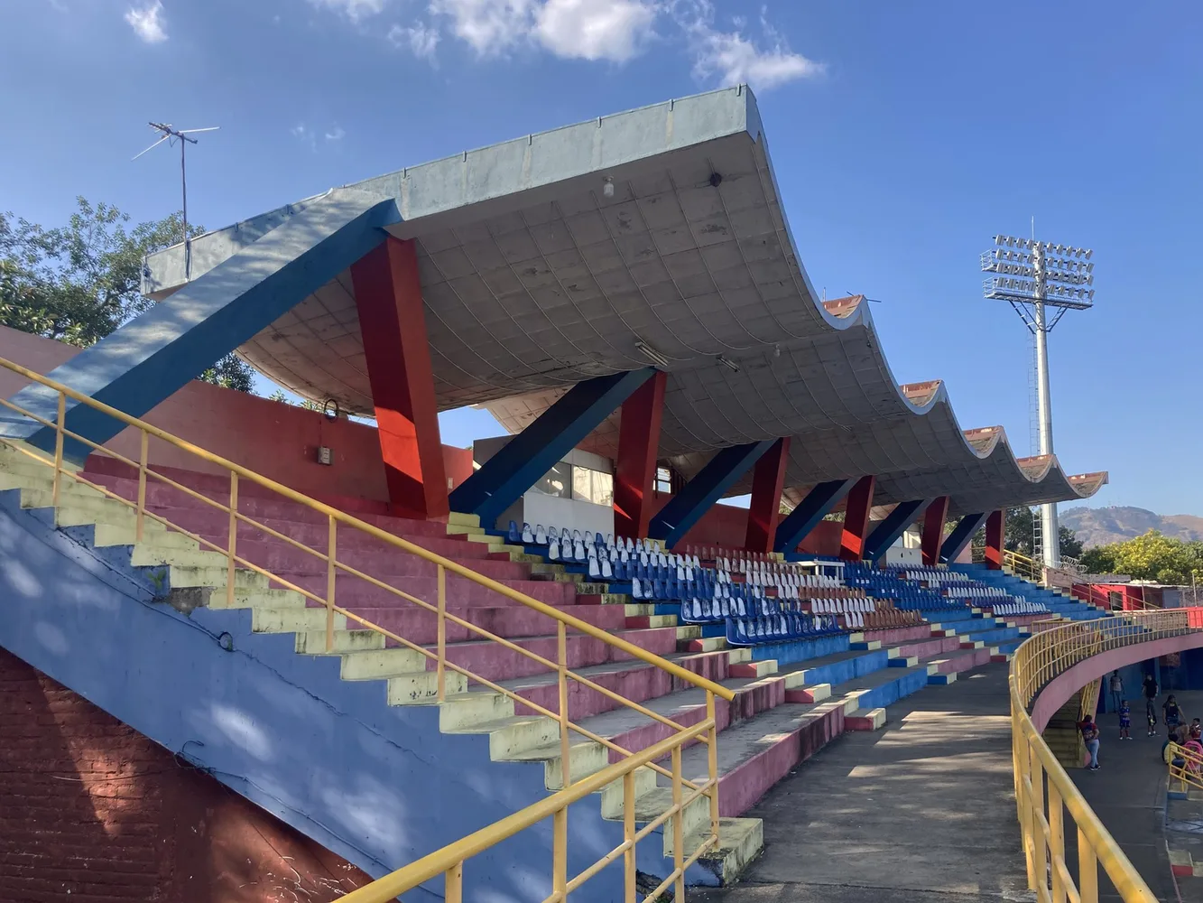Foto einer Stadiontribüne mit blauen und roten Stützen
