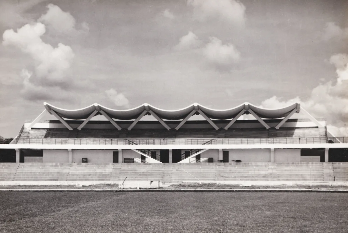 Foto einer Stadiontribüne, frontal