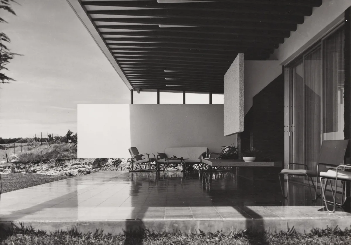 Foto einer überdachten Terrasse mit Pool