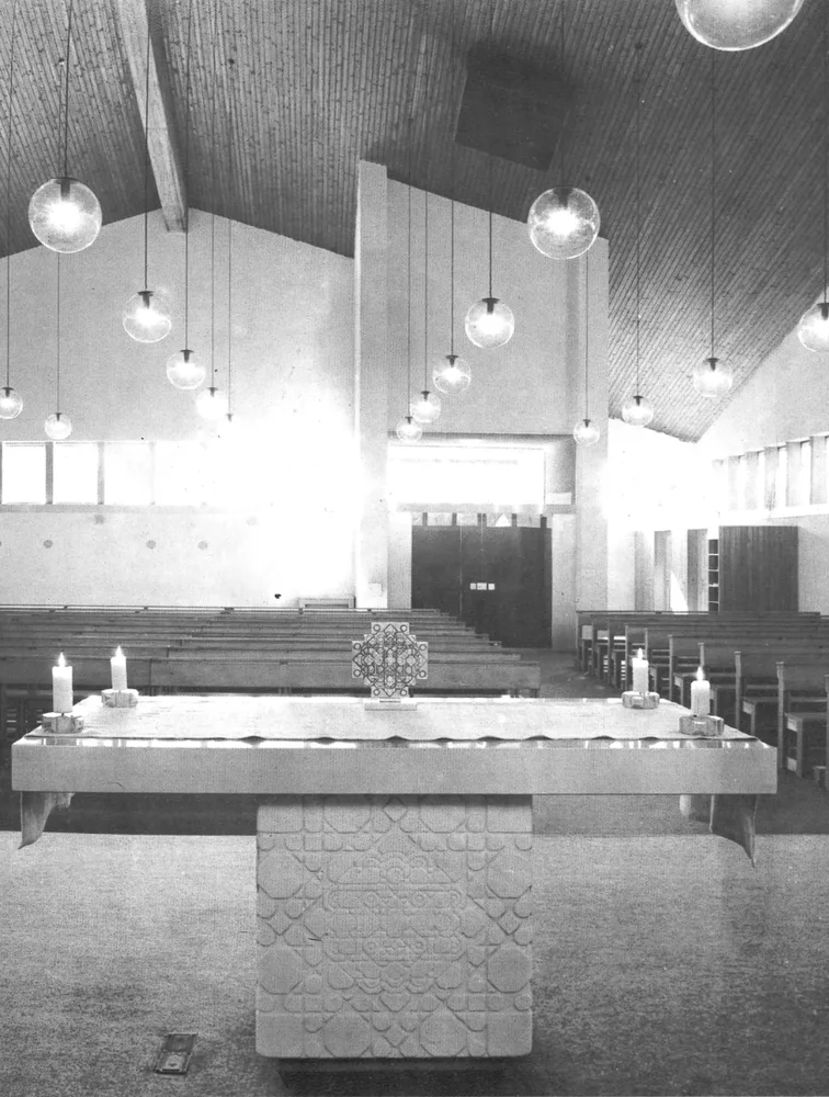 Foto eines Kircheninterieurs vom Altar in den Saal, im Vordergrund der Altartisch