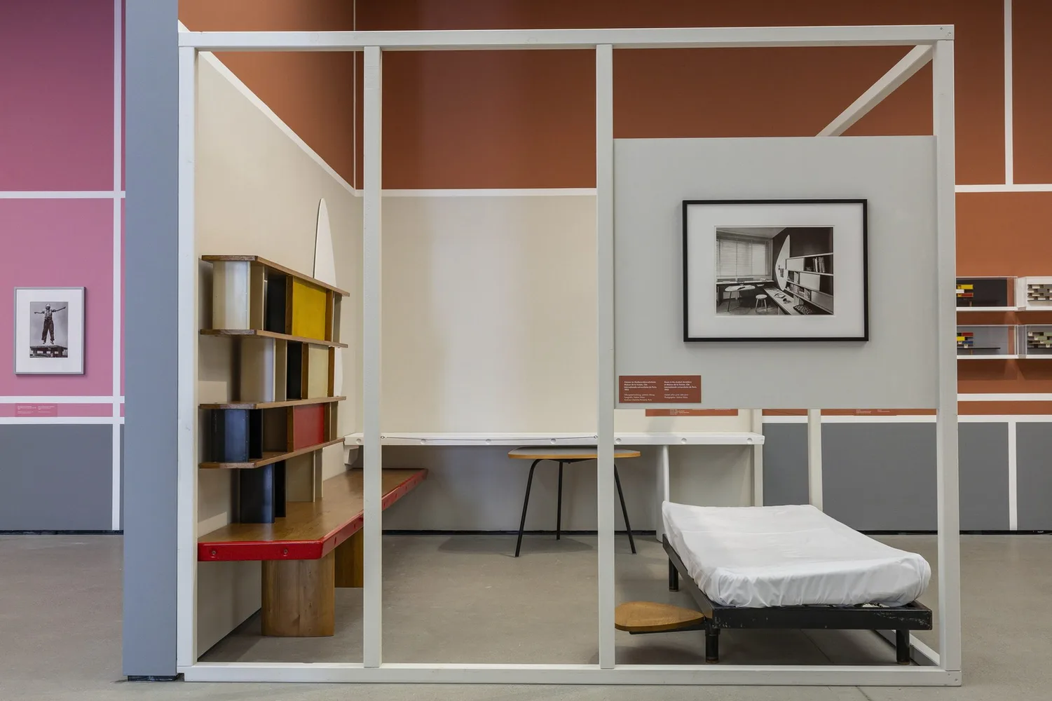 Photo diverser Möbeln in einer Ausstellungshalle