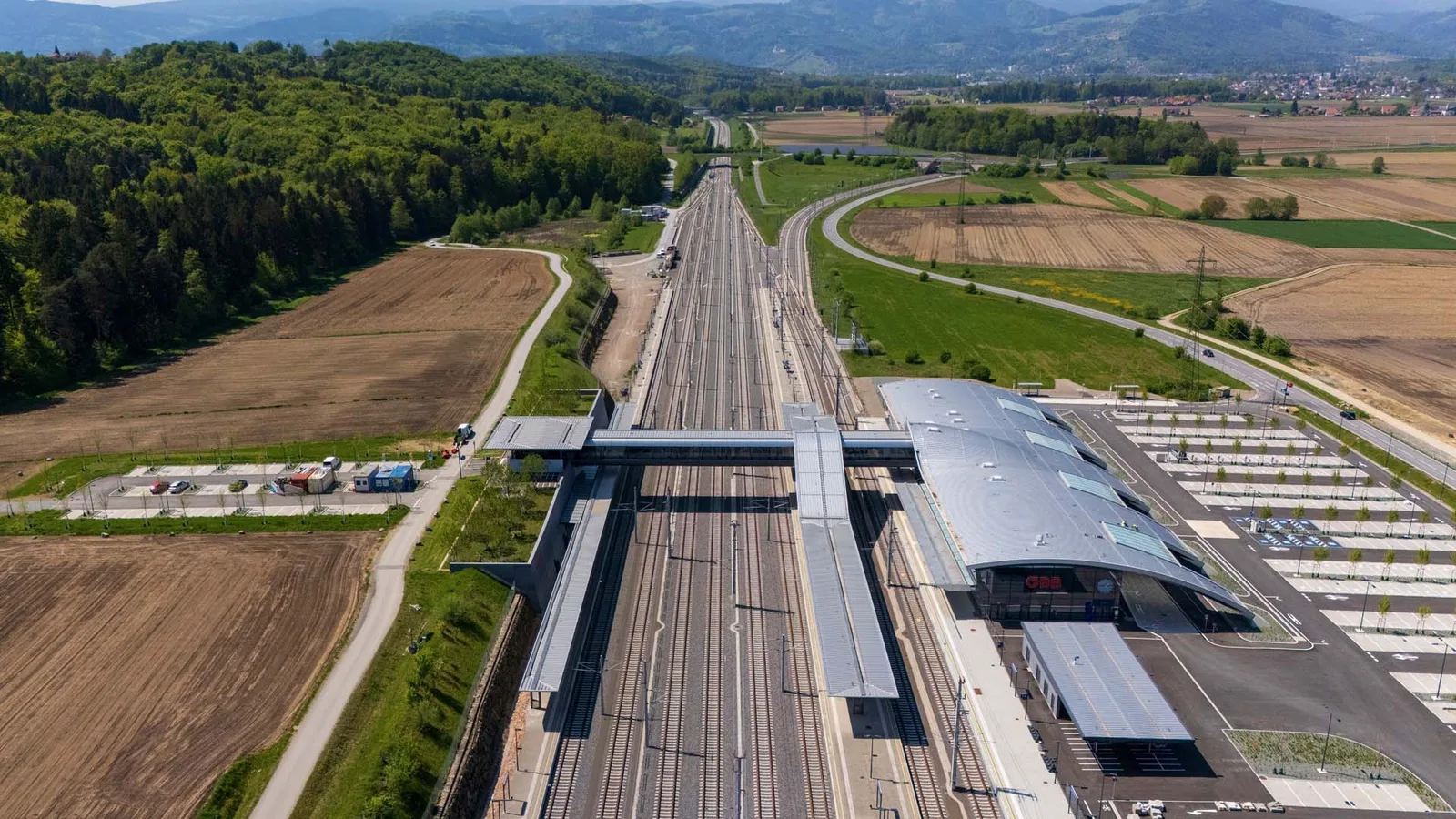 Luftansicht eines Bahnhofs mitten im Acker