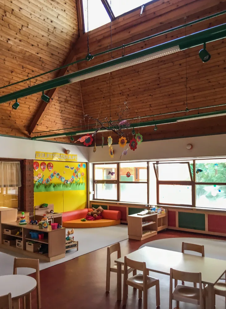 Bild eines mit Holz bekleideten Raumes