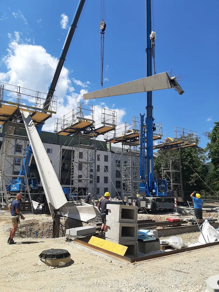 Aufstellen der neuen Betonträger vor Ort, Mai 2026, Foto: Ada Hauser