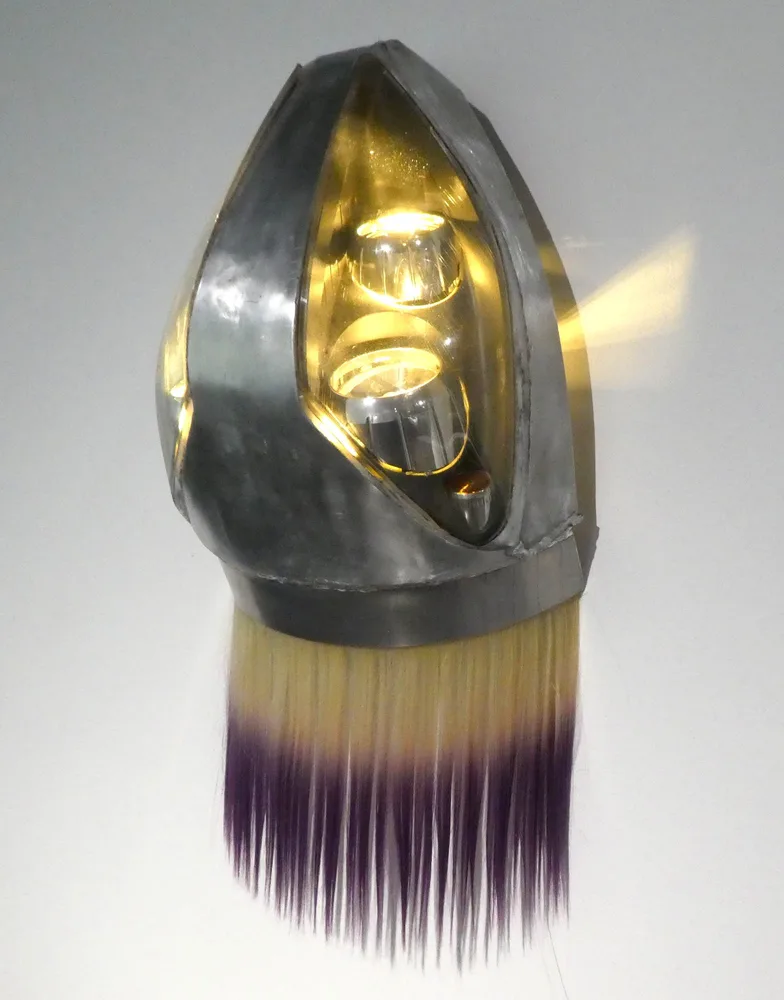 O.T., 2025, Aluminium, Scheinwerfer (Foto: Wenzel Mraček)
