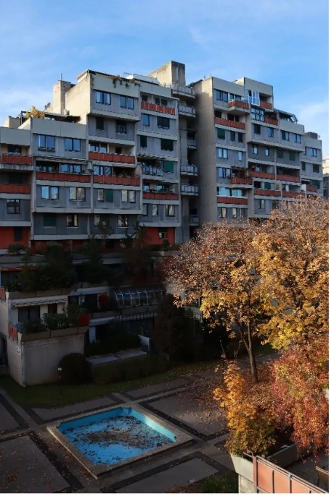 Ein Foto der Terrassenhaussiedlung in Graz St. Peter mit Wasserbecken