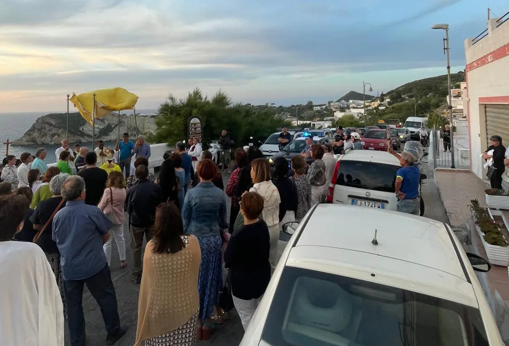 Le Forna (Ponza): Die jährliche Prozession zu Ehren des Schutzheiligen der Insel im Kreuzfeuer der Automobile