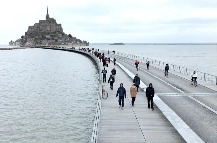 © David Boureau Brückentragwerk mit Menschen, Mont Saint Michel, ©David Boureau