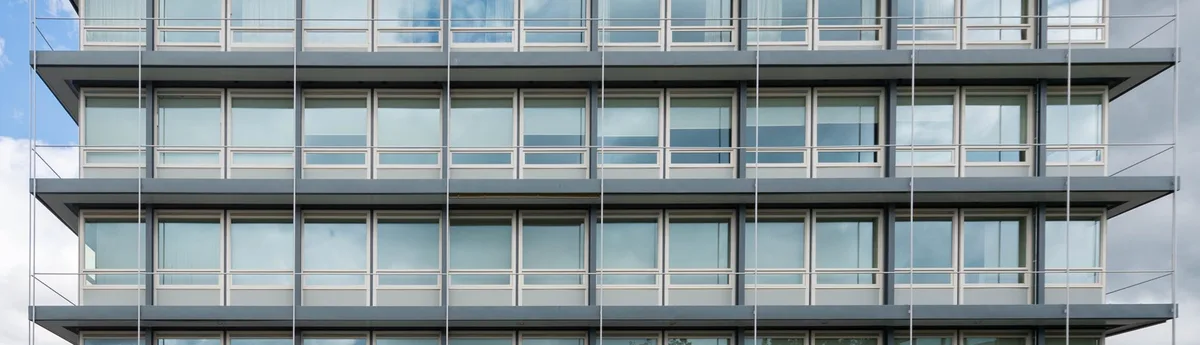 Glasfassade mit blauen Stahlelementen, Stahlbau Müller, Offenburg (DE), Architektur: Egon Eiermann, 1958, Foto: Ulrich Coenen