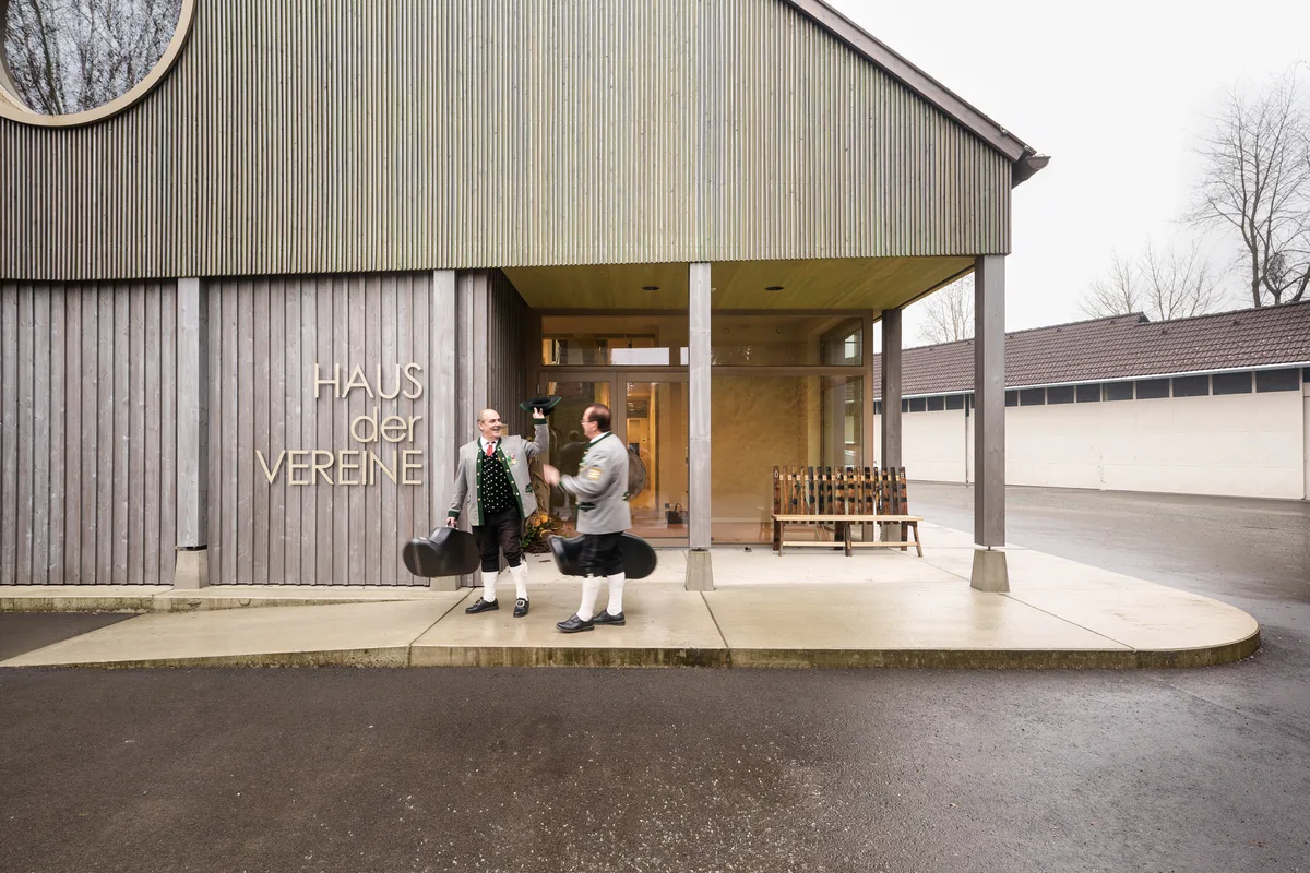Zwei Musikanten vor dem Haus der Vereine in Gamlitz, Architektur Gangoly & Kristiner, (c) RMSW_JanoschFotoFilm