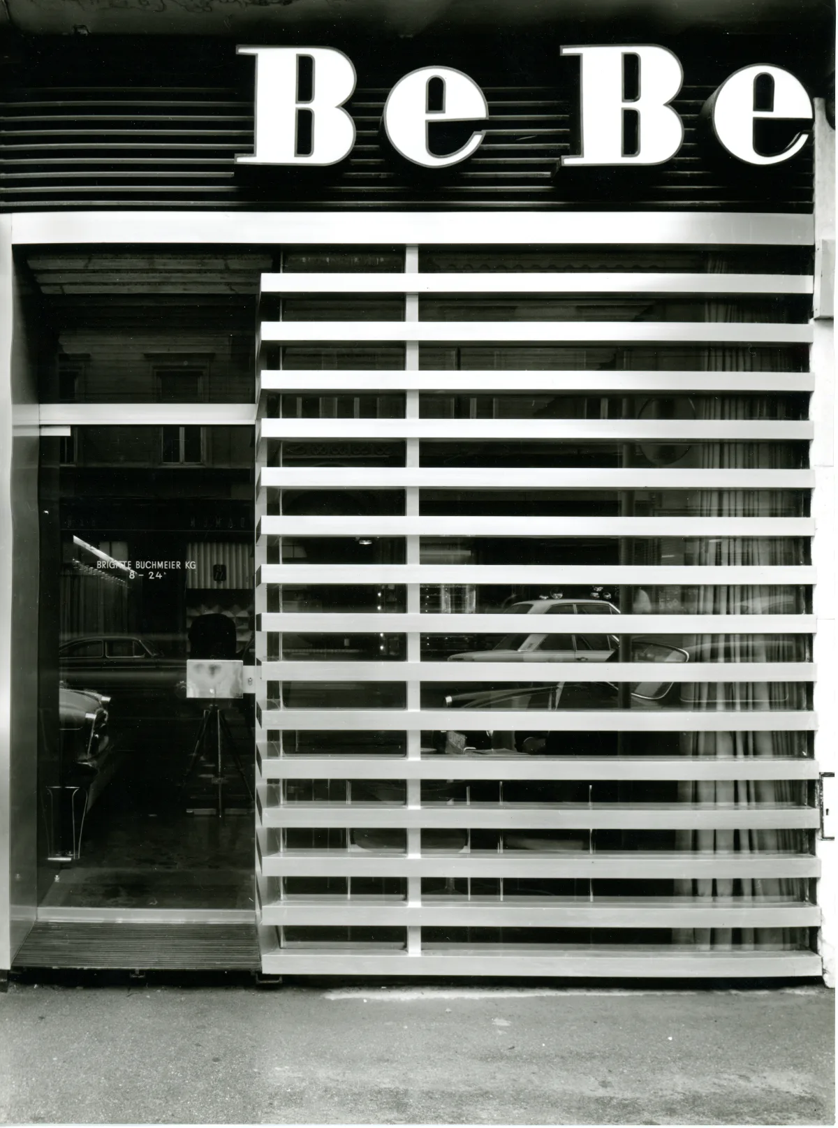 Ladenfront mit Glastür, Christl Stigler-Powondra, Espressobar Be Be, Eingangsportal, Innsbruck (1966)