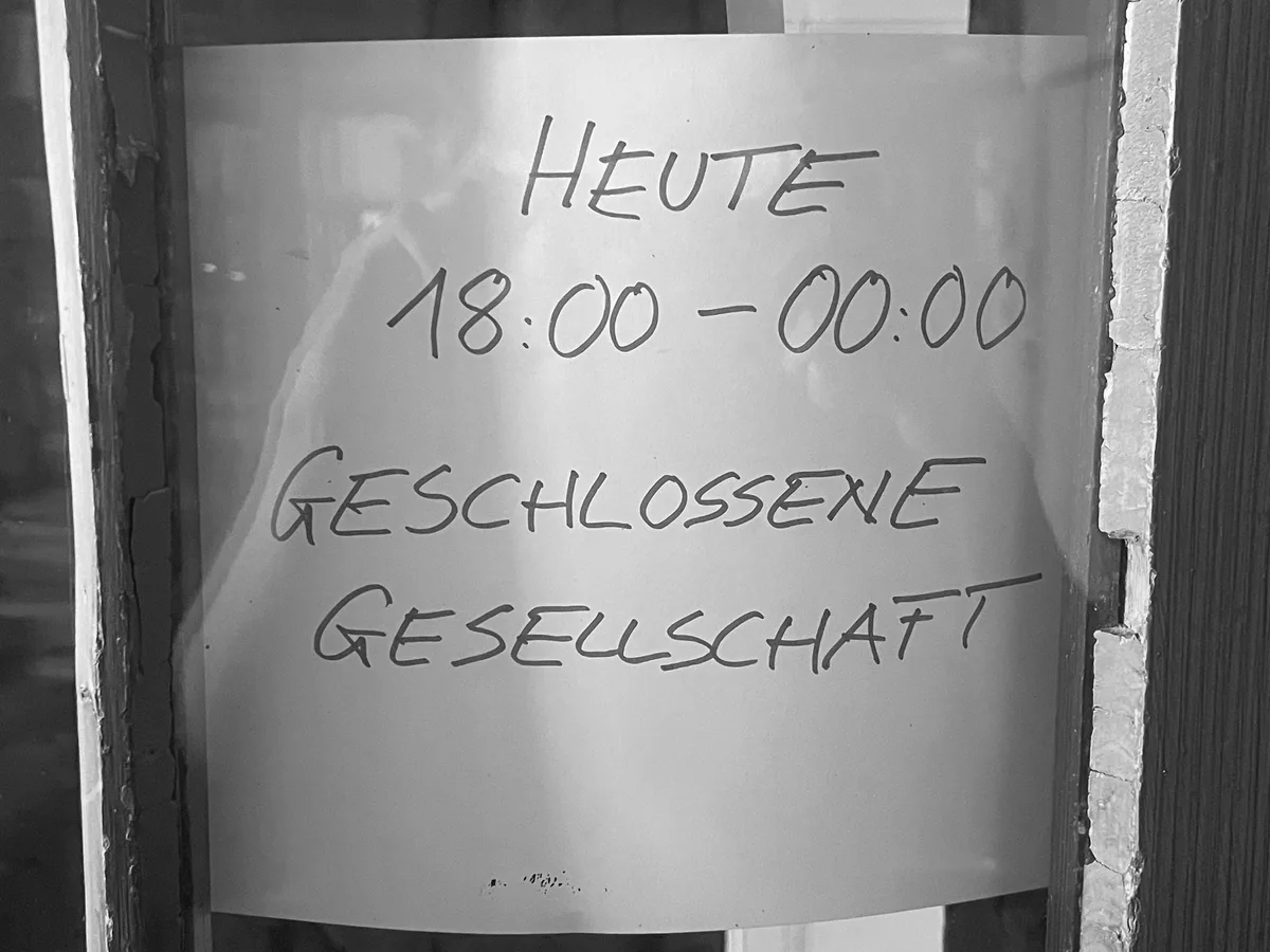Aufschrift "Heute Geschlossene Gesellschaft"