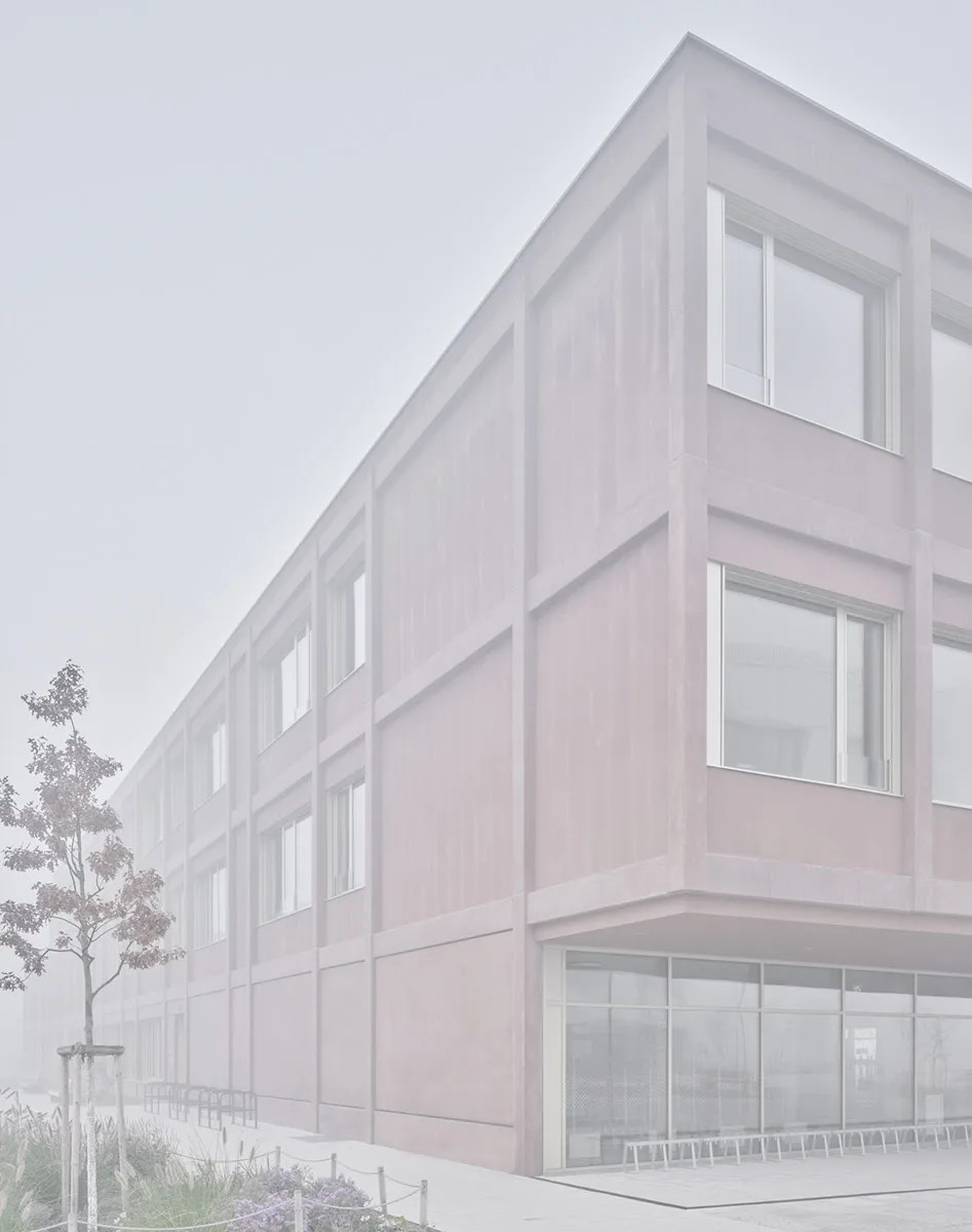 Dreigeschossiges Gebäude im Nebel, Volksschule Graz-Reininghaus, 2025, Foto: David Schreyer