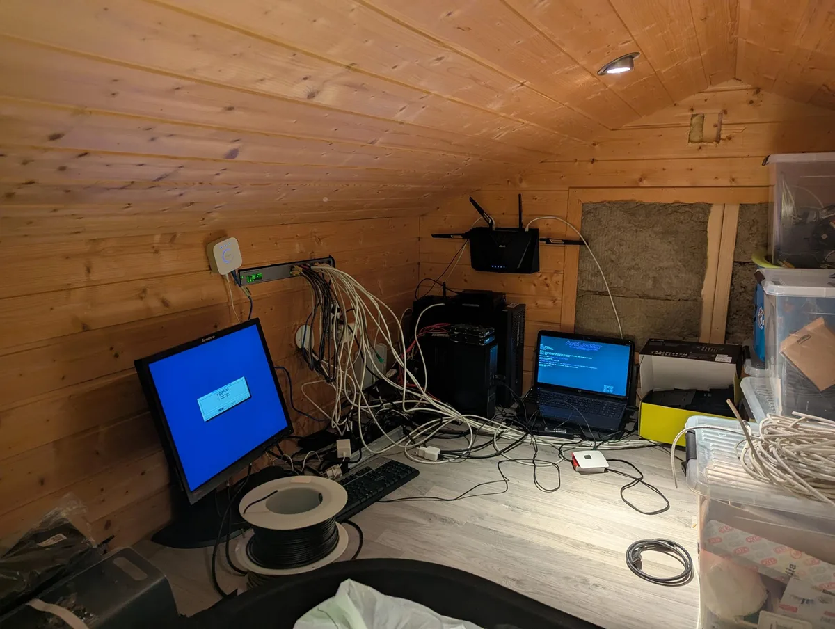Dachboden mit Computer, Server und Kabeln, Quelle: reddit, Express-Scene-6190