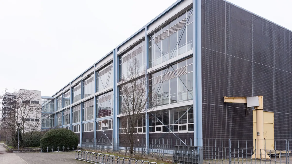© Ulrich Coenen In der Karlsruher Innenstadt gibt es nur ein Gebäude von Egon Eiermann. Es ist das ehemalige Versuchskraftwerk der TH Karlsruhe, erbaut 1951 bis 1956. Es befindet sich auf dem Campus Süd des KIT-Geländes. Foto: Ulrich Coenen