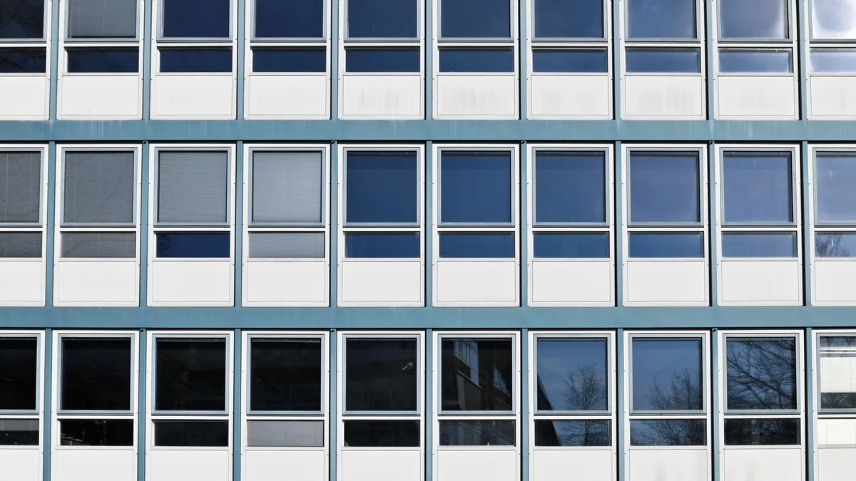 © Ulrich Coenen Fassade mit Fensterraster, Verlagsgebäude von Burda Moden in Offenburg, 1953, Entwurf: Egon Eiermann. Foto: Ulrich Coenen