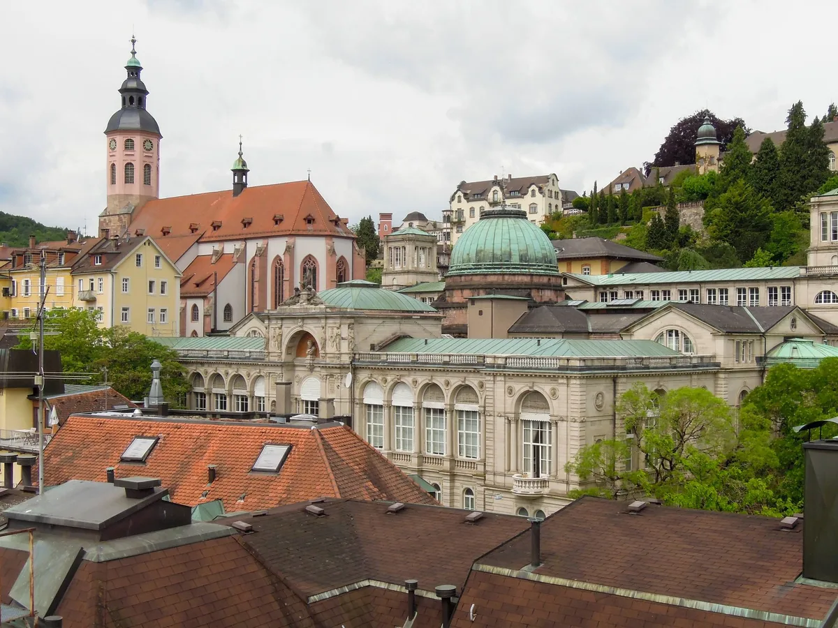 © Ulrich Coenen Blick auf Florentinerberg in Baden-Baden mit Friedrichsbad, Stiftskirche und Neuem Schloss, 2025, Foto: Ulrich Coenen