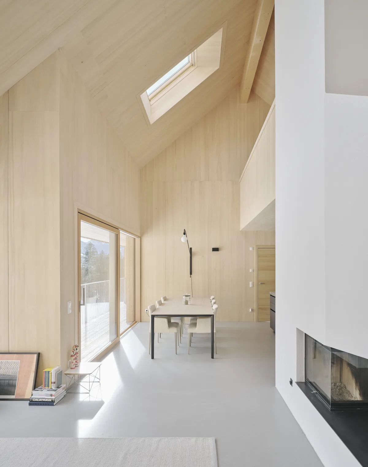 Moderner Innenraum mit Holzwänden und Kamin, Architektur: studio johannes lukas, Foto: David Schreyer