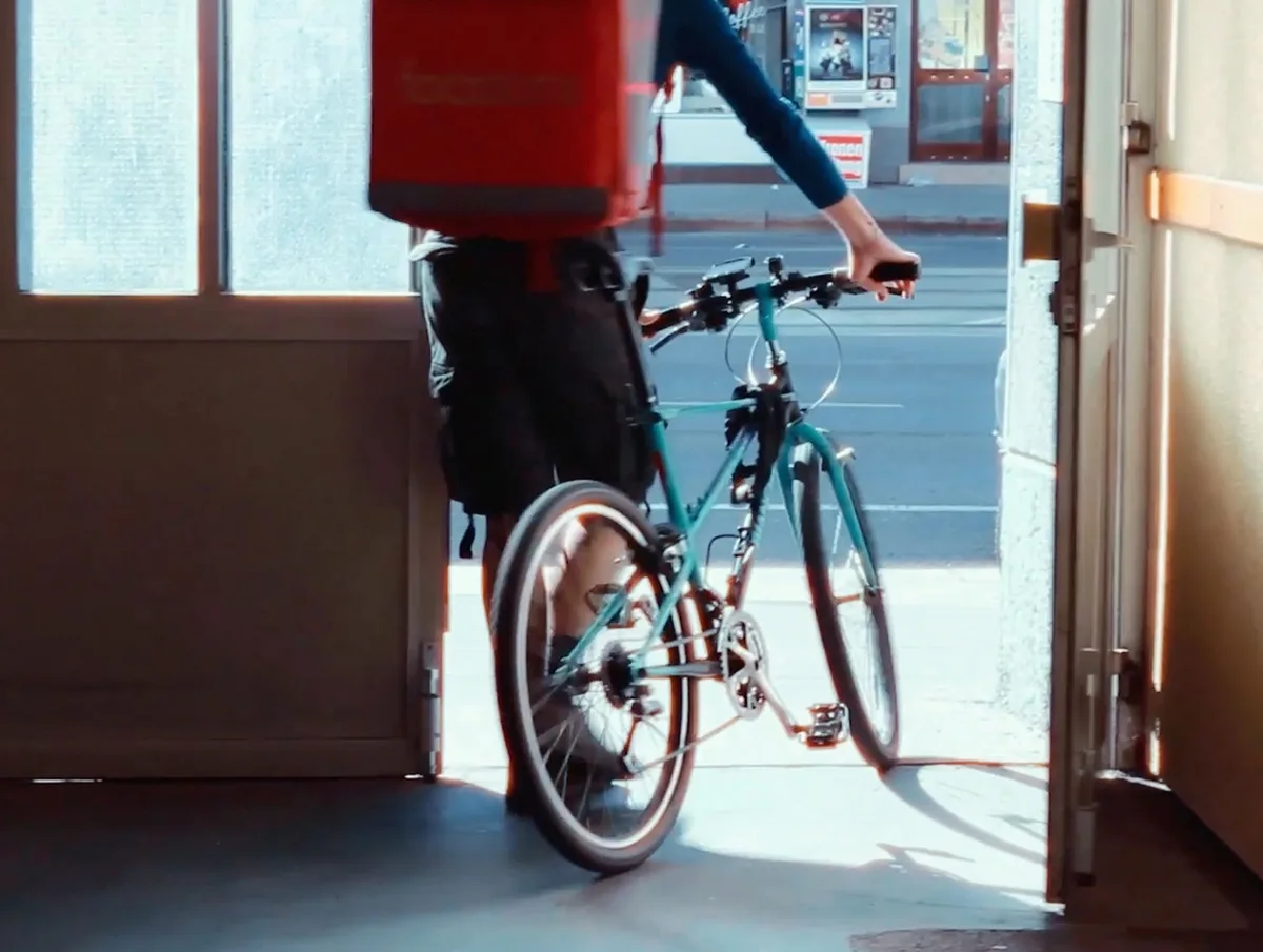 Ausstellung "Zwischen Pick-up & Drop-off. Wer unser Essen liefert" im Wien Museum, 2025, Filmstill – © Ana Mikadze, Fabio Hofer, Mohammad Abou Chucker