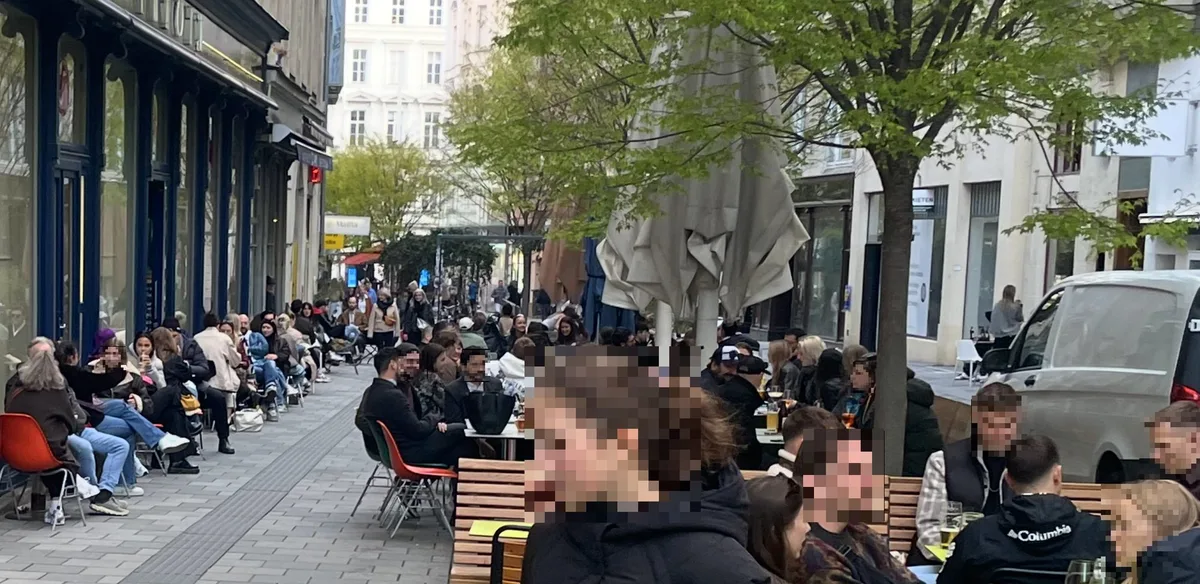 Cafes; Der städtische Raum wird nach außen durch Parapete eingehegt und mit Beschirmungen überdacht. Das Draußen wird zum neuen Drinnen.
