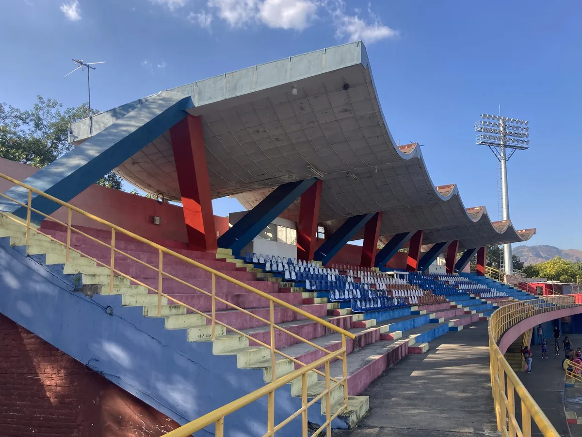 Foto einer Stadiontribüne mit blauen und roten Stützen