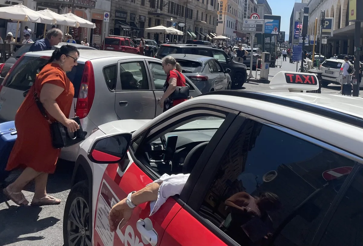 Autos und Personen in Rom