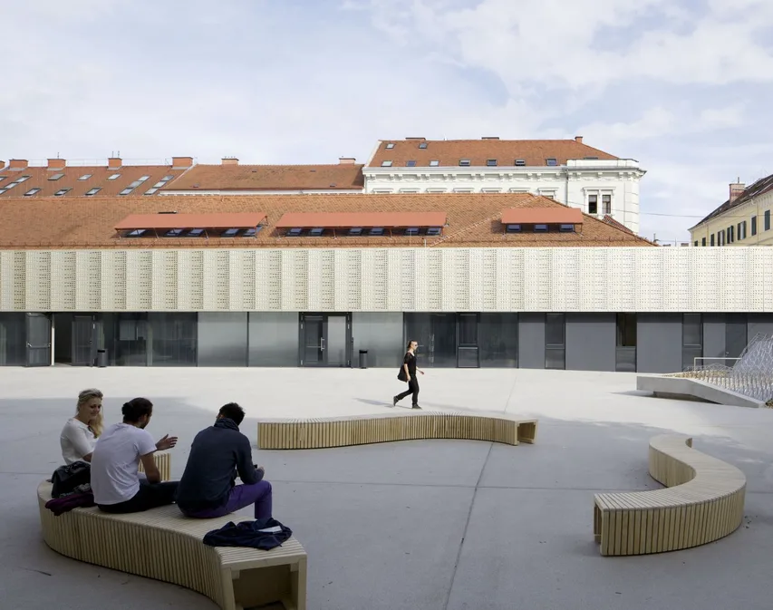 02_TIP_und_Platzgestaltung_Sitzgruppe_am_Platz